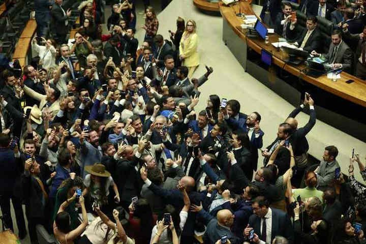 Congresso derruba veto a projeto que reduz penas do 8/1 e beneficia Bolsonaro, em nova derrota de Lula após revés com Messias