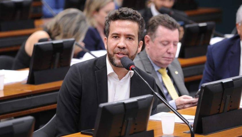 Janones orienta militância a ‘criar versão dos fatos’ em evento do PT