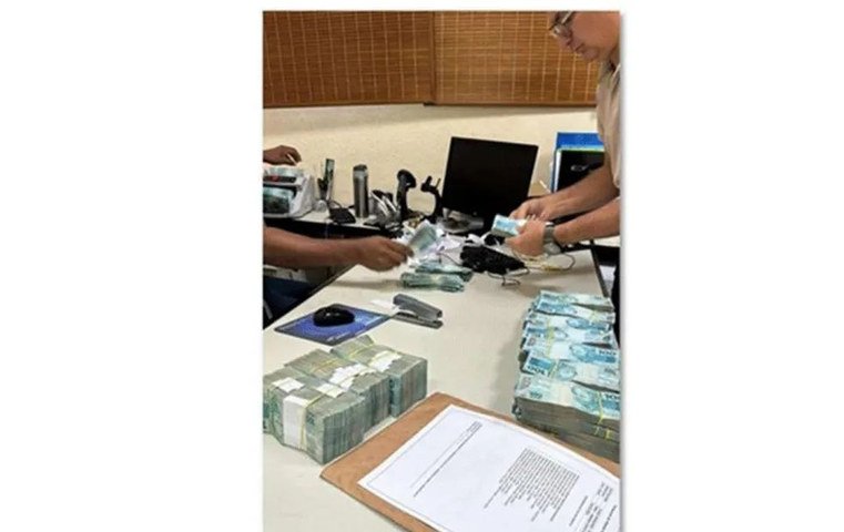 Foto dos maços de dinheiro — Foto: Reprodução/ Polícia Federal