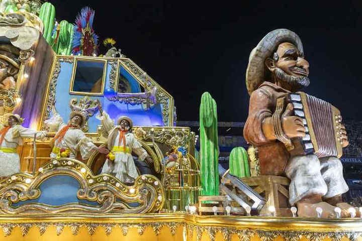 Desfile da Acadêmicos de Niterói — Foto: Domingos Peixoto / Agência O Globo