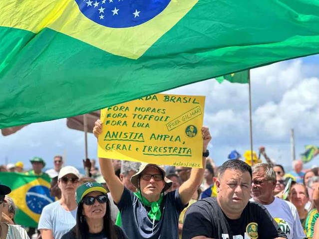 Manifestante bolsonarista em Copacabana, neste domingo (01/03) — Foto: Márcia Foletto