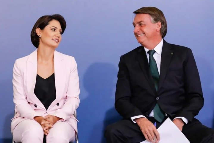 Michelle diz que Bolsonaro 'não teve noite boa' com crise de soluços sem parar: 'Grande exaustão'