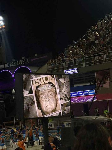Acadêmicos de Niterói exibiu montagem que simula uma capa da revista, com o rosto do ex-presidente Jair Bolsonaro e o título “Pintou um clima”. — Foto: João Vitor Costa