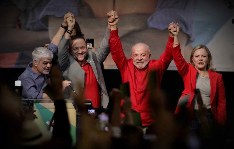 Lula reforça equipe de cúpula da pré-campanha de olho na crise de Flávio