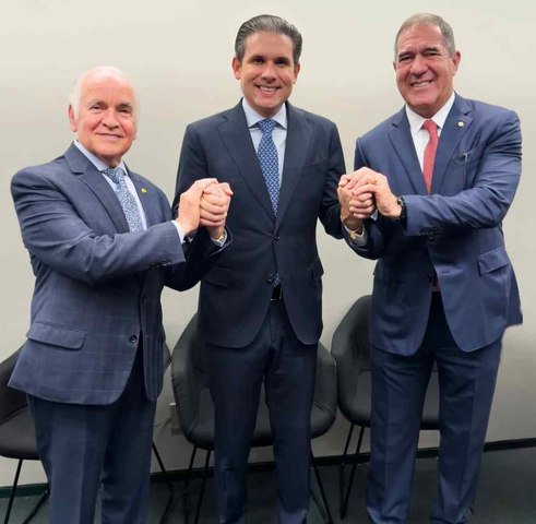 Câmara aprova urgência de projeto que cria bancada cristã com direito a voto nas decisões da Casa