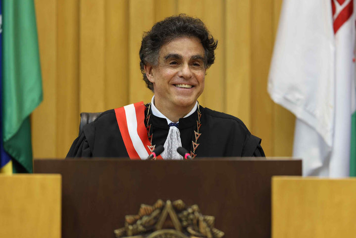 Presidente do TST diz que vai cortar salário de juiz que faltar ao tribunal para dar palestra remunerada