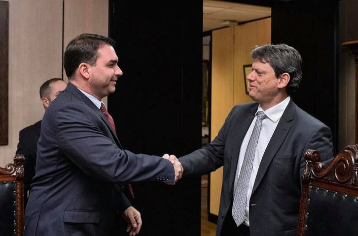 Recuo de Tarcísio em visita a Bolsonaro é tentativa de não se comprometer com campanha de Flávio, avaliam aliados