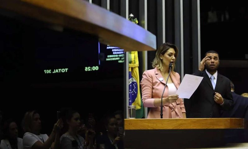 A primeira-dama participa da sessão solene em homenagem ao Dia Mundial das Doenças Raras, no Congresso — Foto: Jorge William/Agência O Globo/27-02-2019