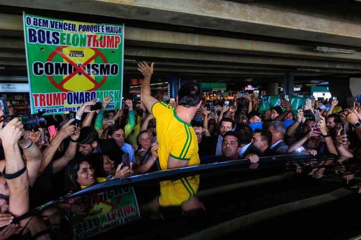Flávio Bolsonaro chega no aeroporto de Brasília após tour nos Estados Unidos em busca de apoio político com Donald Trump — Foto: Brenno Carvalho / Agência O Globo