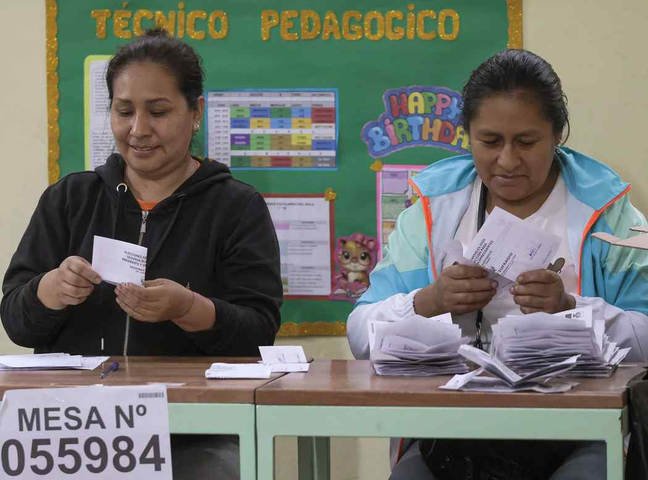 A disputa para saber quem será o nono presidente do Peru em uma década continua indefinida na tarde desta segunda-feira (8) — Foto: Anthony Nino de Guzman / AFP