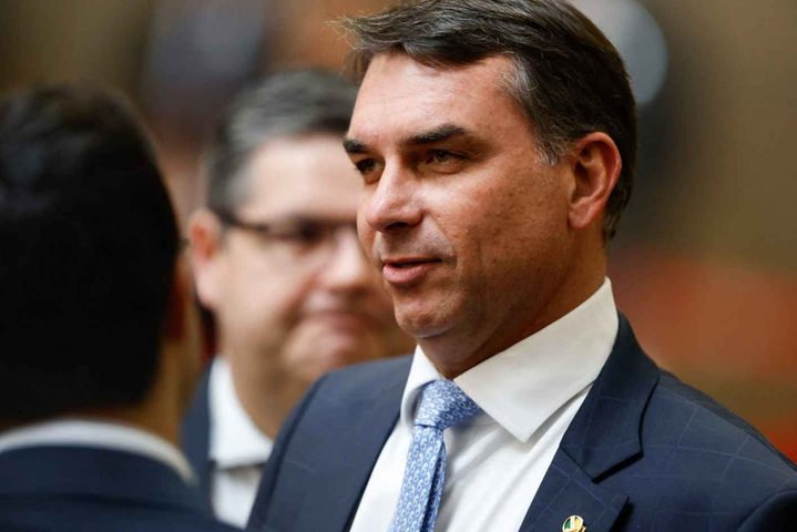 Flávio faz reunião de emergência após revelação de áudio de negociação com Vorcaro para patrocinar filme de Bolsonaro