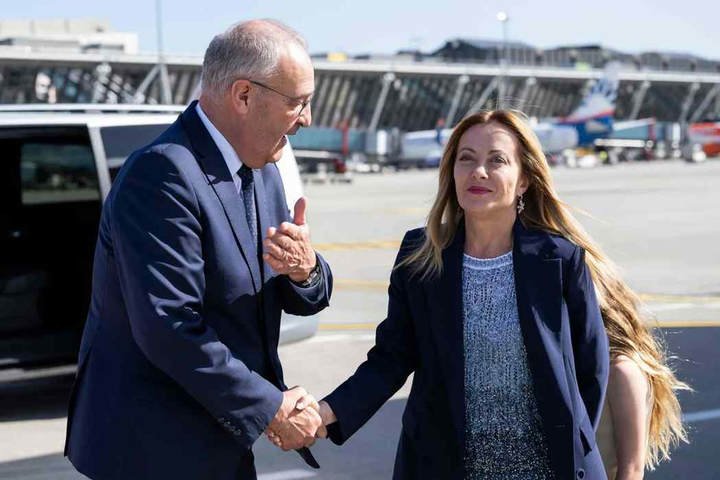 O presidente da Suíça, Guy Parmelin, recebe Giorgia Meloni, Primeira-ministra da Itália — Foto: MARTIAL TREZZINI / POOL / AFP