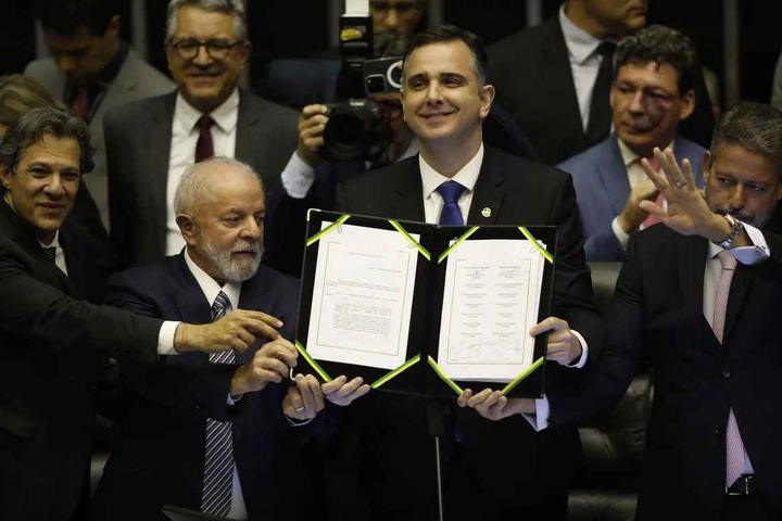 Presidente Lula, Rodrigo Pacheco, Arthur Lira e Fernando Haddad , mostram documento assinado da Reforma Tributária em sessão solene — Foto: Cristiano Mariz / Agência O Globo