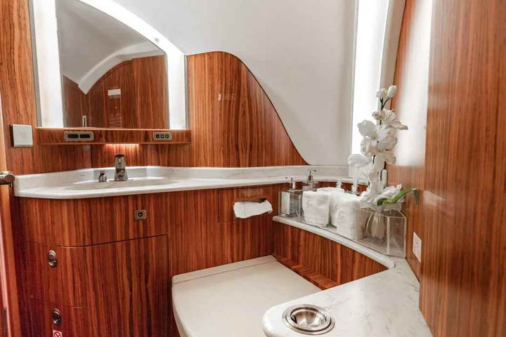 Aeronave conta com lavabo privativo — Foto: Divulgação
