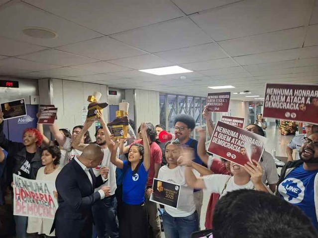 Estudantes protestam contra a presença de Carlos Bolsonaro na Alesp — Foto: Sergio Quintella / O GLOBO