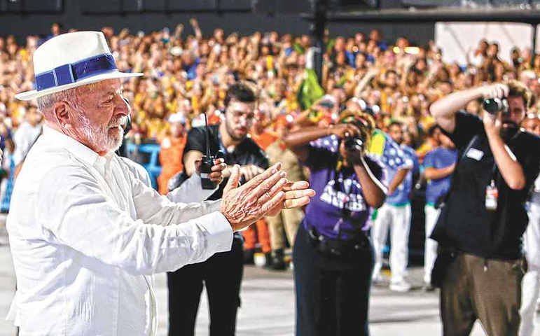 Desfile em homenagem a Lula gera repercussão negativa nas redes e nova ofensiva judicial da oposição