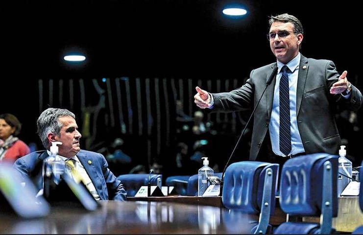 Flávio Bolsonaro busca se distanciar de Ciro Nogueira sem ferir aliança com União-PP e tenta colar Master no PT