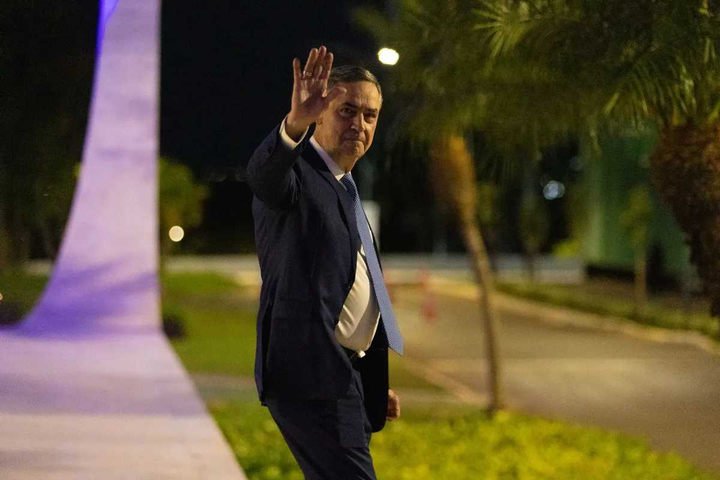 Abraço em Gilmar, aviso a Fachin e Moraes e reunião no gabinete: os bastidores da aposentadoria de Barroso do STF