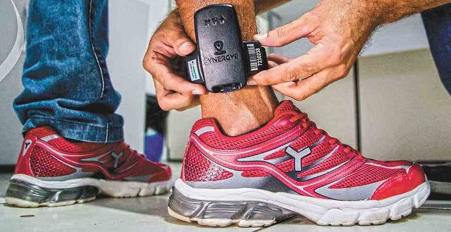 Bolsonaro preso: entenda como funciona a tornozeleira eletrônica, que teria sido violada pelo ex-presidente