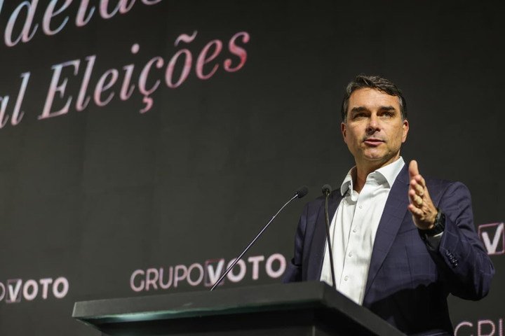 Após autorização de Moraes, Flávio visita Bolsonaro em prisão domiciliar
