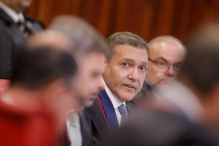 Pedido de vista interrompe julgamento no TSE sobre decisão de Nunes Marques que suspendeu pesquisa após pedido de Flávio Bolsonaro