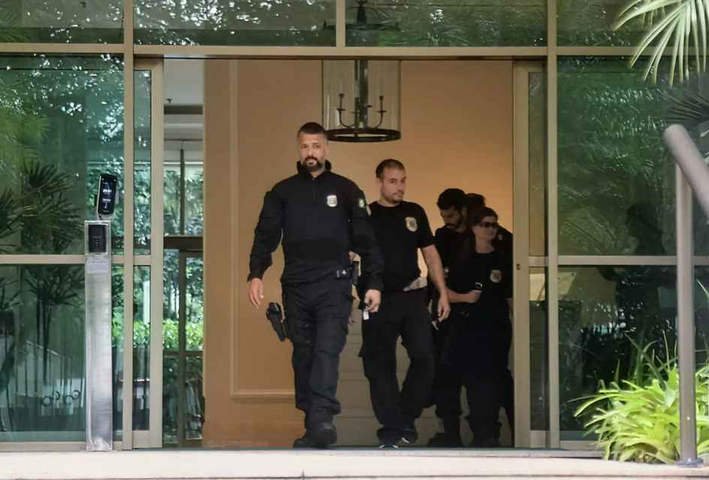 Agentes da Polícia Federal deixam prédio de Cláudio Castro; foram apreendidos dois celulares, diz advogado — Foto: Fabiano Rocha