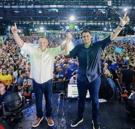 Governador do MA adapta jingle de Lula e usa imagem do presidente ao lançar pré-candidatura do sobrinho; aliado de Dino vê 'traição'