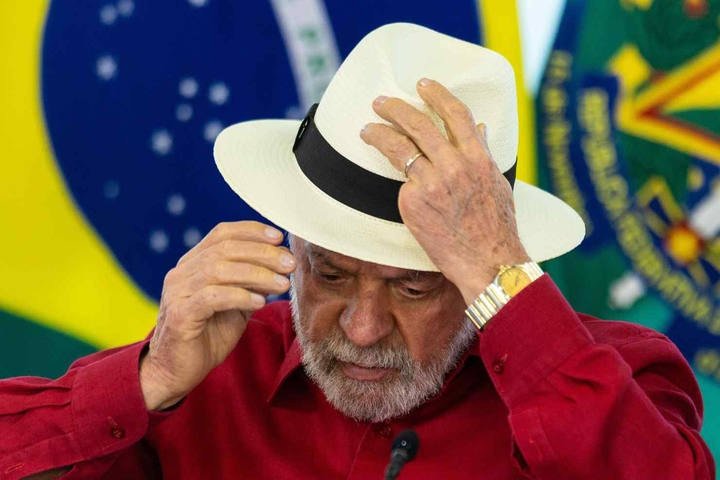 Lula passa por quarta sessão de radioterapia após retirada de câncer de pele