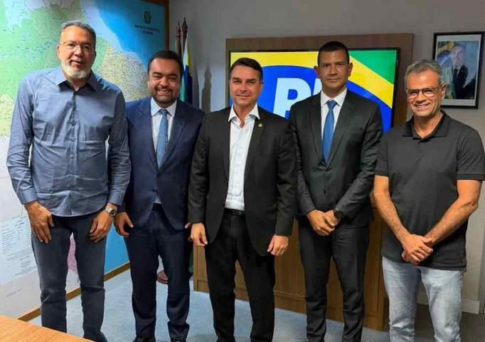 Flávio Bolsonaro (ao centro) bateu o martelo para indicar Marcio Canella (primeiro à esquerda), Castro, Douglas Ruas e Rogério Lisboa (à direita) para a chapa do PL no Rio — Foto: Reprodução/Redes sociais