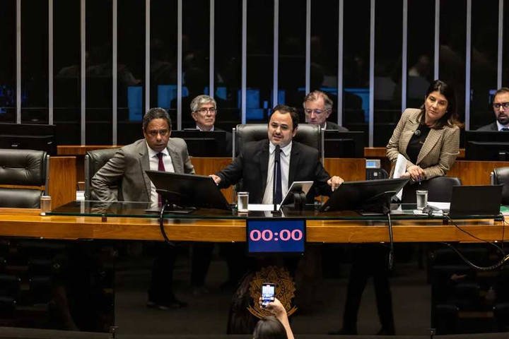 O deputado Glauber Braga ocupa a cadeira de Hugo Motta na presidência da Câmara — Foto: Brenno Carvalho