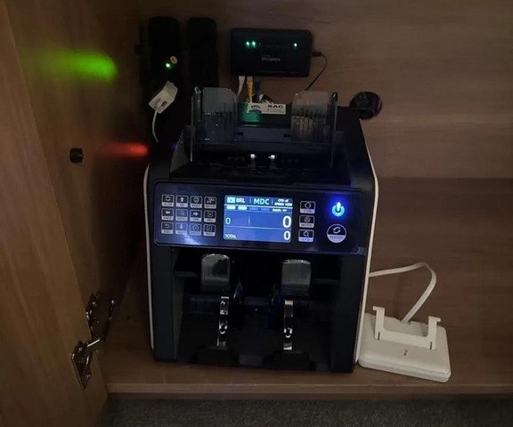Máquina de contar dinheiro foi encontrada durante operação sobre fraudes no INSS — Foto: Divulgação/PF