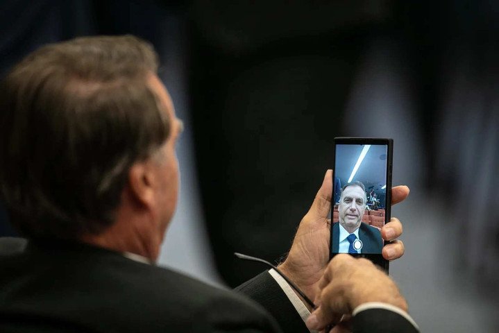O ex-presidente Jair Bolsonaro conversa com a ex-primeira-dama Michelle Bolsonaro durante sessão do julgamento da trama golpista no STF — Foto: Brenno Carvalho / Agência O Globo