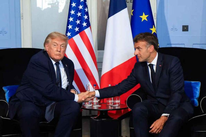 Emmanuel Macron e Donald Trump durante reunião bilateral — Foto: Ludovic MARIN / POOL / AFP