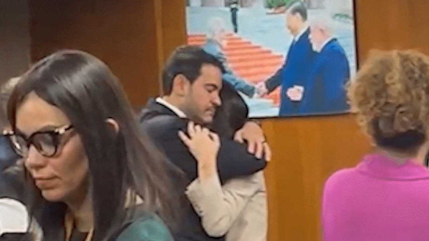 Messias abraça a esposa após ter nome rejeitado pelo STF — Foto: Letícia Pille/O Globo