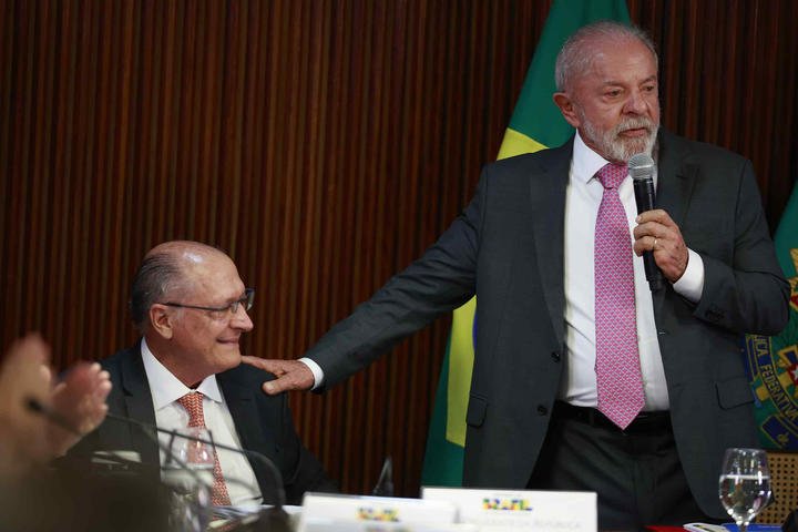 Alckmin defende comparação entre Lula e Bolsonaro como estratégia de campanha: 'Quem defende ditadura não deveria ser candidato'