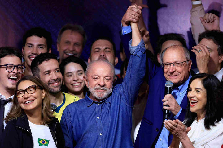 Lula completa 81 anos dois dias após ser reeleito; saiba por que o presidente tem duas datas de aniversário
