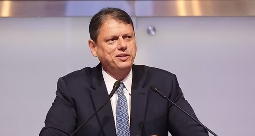 Tarcísio foi pego de surpresa por diálogos de Flávio com Vorcaro e questionou gestão de crise, dizem aliados
