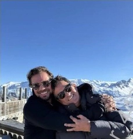 Daniel Vorcaro e Ciro Nogueira posam abraçados para foto nos Alpes Franceses — Foto: Reprodução/ Polícia Federal