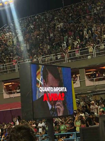 Projeção da Acadêmicos de Niterói mostra o ex-presidente Jair Bolsonaro utilizando máscara de forma incorreta, acompanhada da pergunta “Quanto importa a vida?”, em referência à pandemia de Covid-19 — Foto: João Vitor Costa