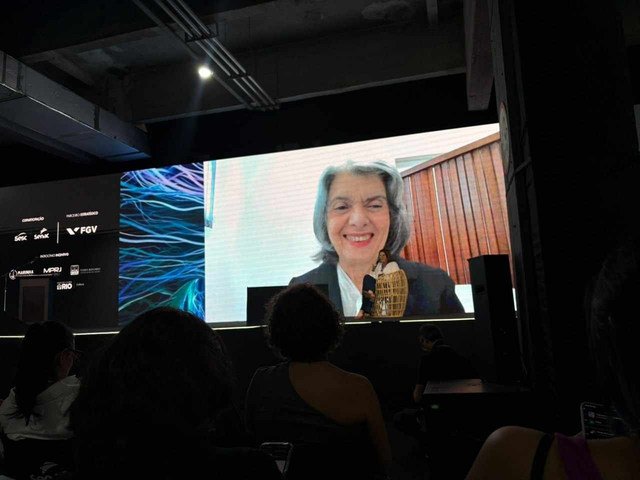 'Desconfiança é fácil de plantar': Cármen Lúcia defende segurança das urnas em evento no Rio