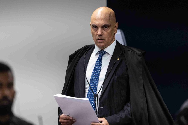 Moraes nega pedido de defesa de Bolsonaro para receber visita de filhos no Dia dos Pais