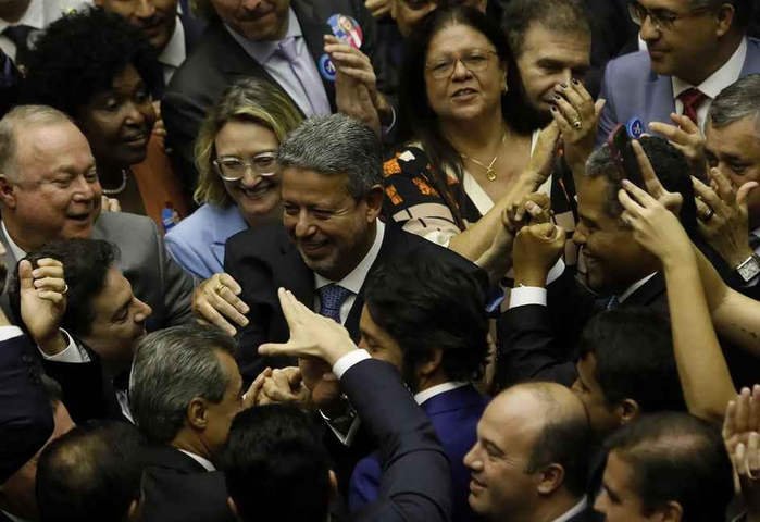 Deputados comemoram a reeleição de Arthur Lira para presidência da Câmara dos Deputados 2023 — Foto: Cristiano Mariz / Agência O Globo