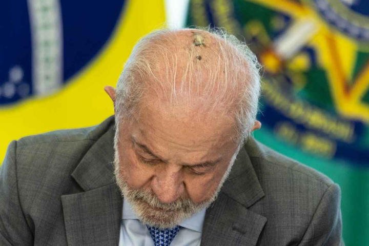 Lula aparece em evento com marca de procedimento na cabeça; veja foto