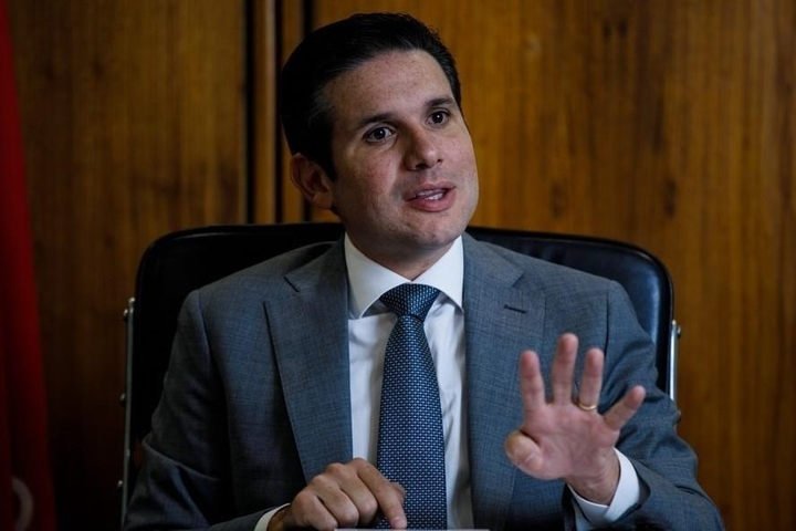 Motta oficializa perda de mandato de deputados; Priscila Costa, pivô da crise entre Flávio e Michelle, assume cadeira na Câmara