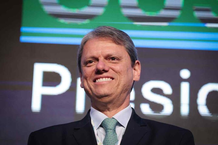 À espera de aval para disputar a presidência, Tarcísio deve visitar Bolsonaro no regime fechado, dizem aliados