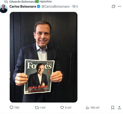Carlos publica imagem do ex-governador João Doria, segurando uma revista com a própria foto da capa, para ironizar o governador Tarcísio de Freitas — Foto: Reprodução/X
