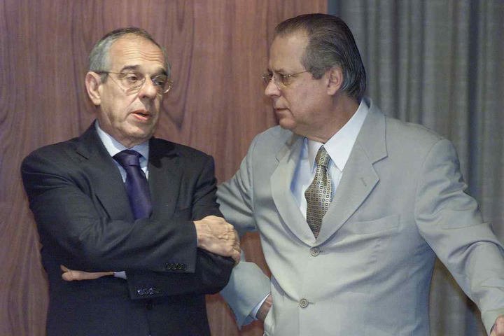 Os ministros Márcio Thomaz Bastos e José Dirceu conversam durante a primeira reunião ministerial do governo Lula, em 2003 — Foto: Gustavo Miranda
