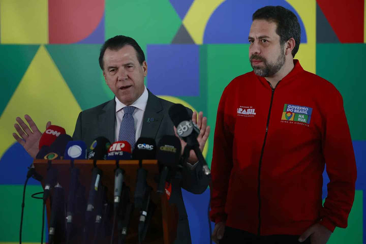Ministros Luiz Marinho e Guilherme Boulos falam a respeito do projeto da Escala de trabalho 6x1, no Palácio do Planalto — Foto: Cristiano Mariz/Agência O Globo