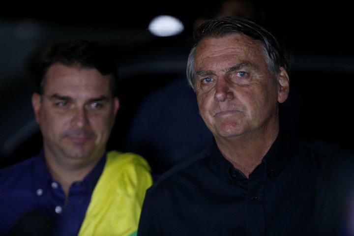 Bolsonaro atua para tentar salvar Flávio e conter tensão com Michelle