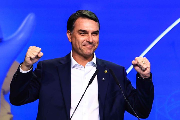 Após desgaste com Master, Flávio acelera anúncio de plano de governo e aposta em pauta da segurança